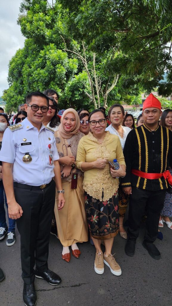 Bupati Minut Joune Ganda saat melepas peserta Kirab Budaya.